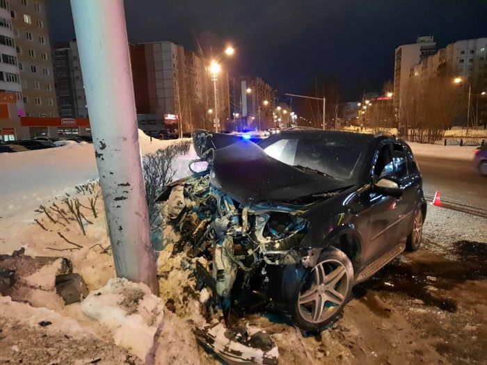 В Сургуте 37-летний водитель Mercedes врезался в столб