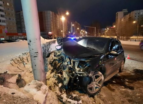 В Сургуте 37-летний водитель Mercedes врезался в столб