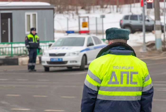 В Югре водитель пытался дать взятку сотруднику ДПС и теперь будет отвечать по закону