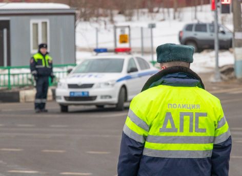 В Югре водитель пытался дать взятку сотруднику ДПС и теперь будет отвечать по закону
