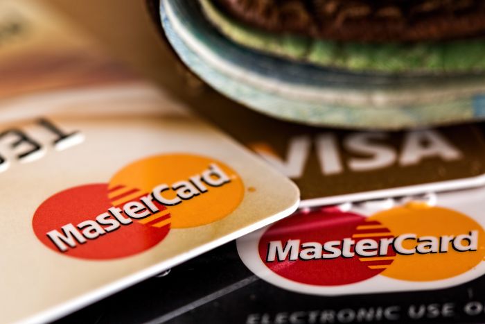 ​Visa и Mastercard уходят из России — но карты будут работать