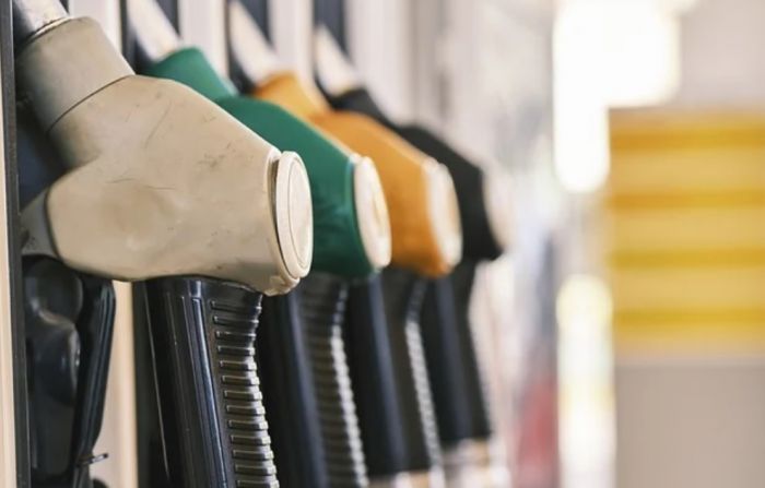 В России начал дешеветь бензин, пишет РБК