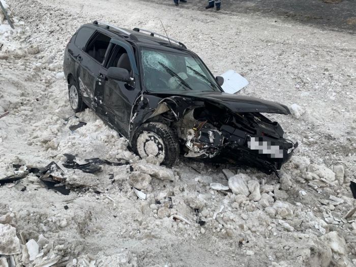 В Нижневартовском районе 53-летний водитель не выспался и въехал в снежный вал 