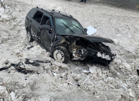 В Нижневартовском районе 53-летний водитель не выспался и въехал в снежный вал 