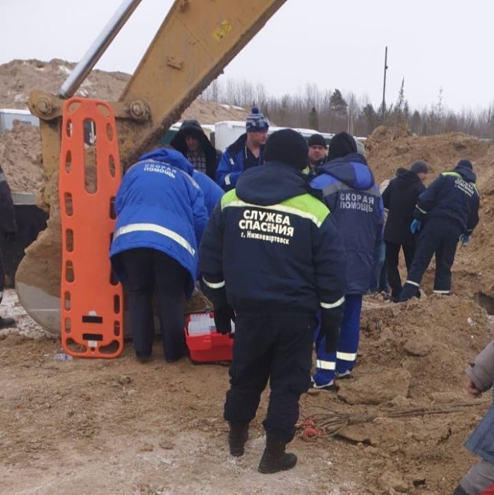 Два вартовчанина пострадали при обвале грунта во время монтажных работ