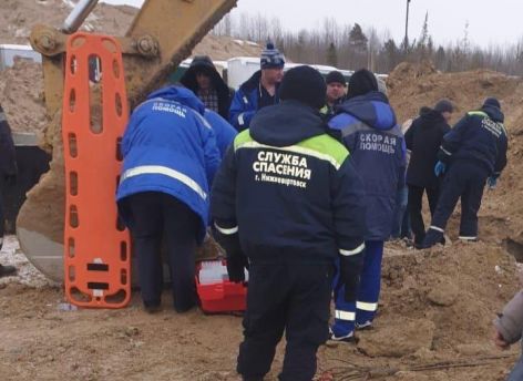 Два вартовчанина пострадали при обвале грунта во время монтажных работ
