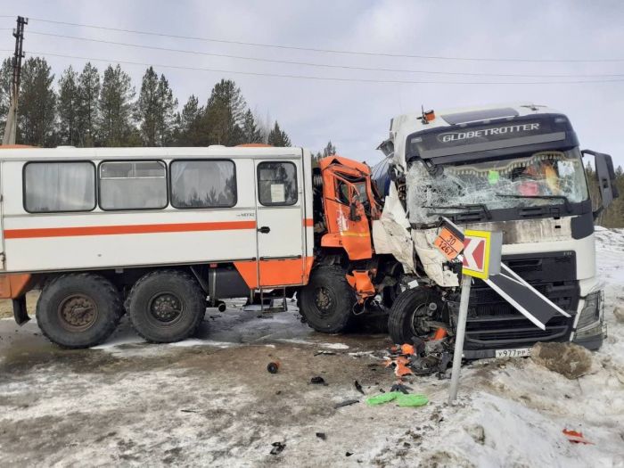 На югорской трассе столкнулись грузовик и автобус: трое пострадали
