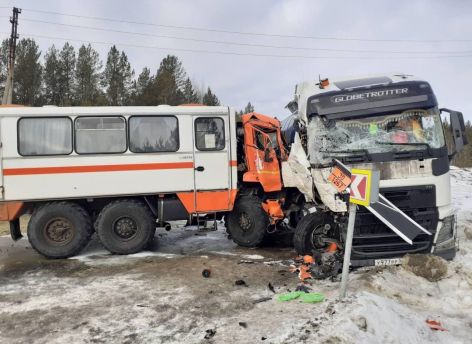 На югорской трассе столкнулись грузовик и автобус: трое пострадали