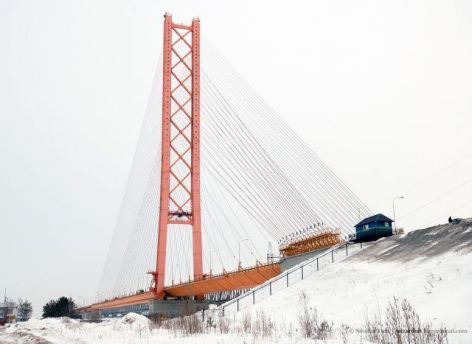 На мосту через Обь перекрыли движение из-за непогоды
