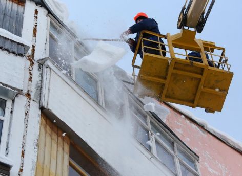 Подготовка к безопасной весне: в Сургуте чистят крыши домов от наледи и сосулек