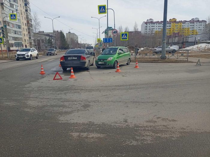 В Мегионе водитель Shevrolet Spark столкнулась с Volvo – пострадал ребенок