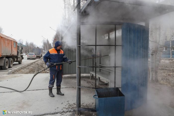 В Нижневартовске отмоют остановки и установят скамейки и урны