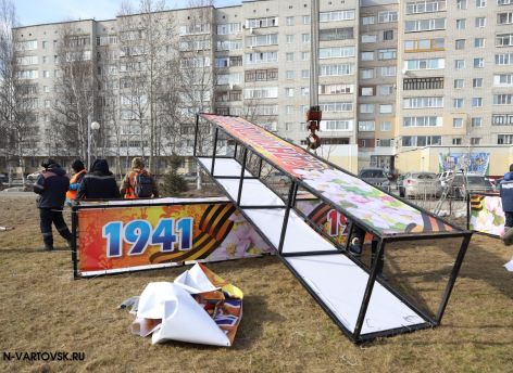 На улицах Нижневартовска устанавливают противотанковые ежи
