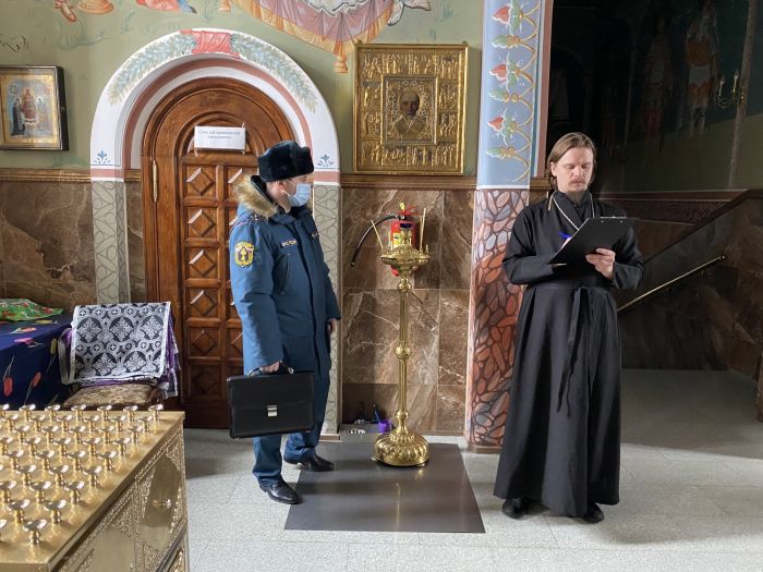 Сотрудники МЧС проверили храмы Югры перед Пасхой