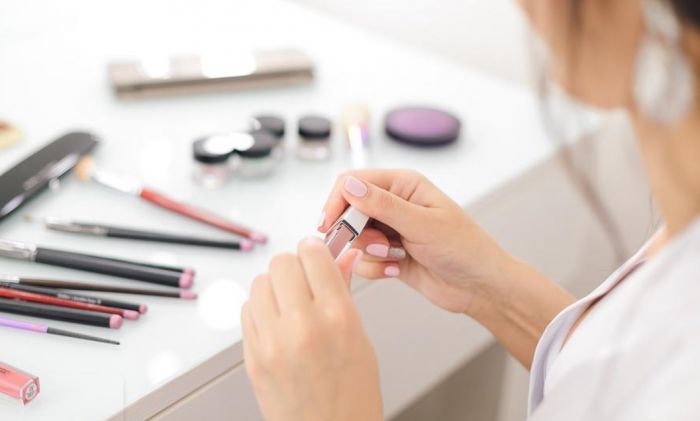Владелец косметики Max Factor объявил об уходе из России