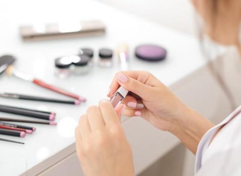 Владелец косметики Max Factor объявил об уходе из России