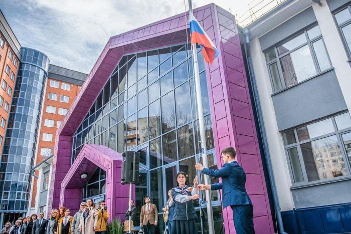 В школах Тюменской области торжественно подняли флаг России