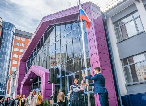 В школах Тюменской области торжественно подняли флаг России