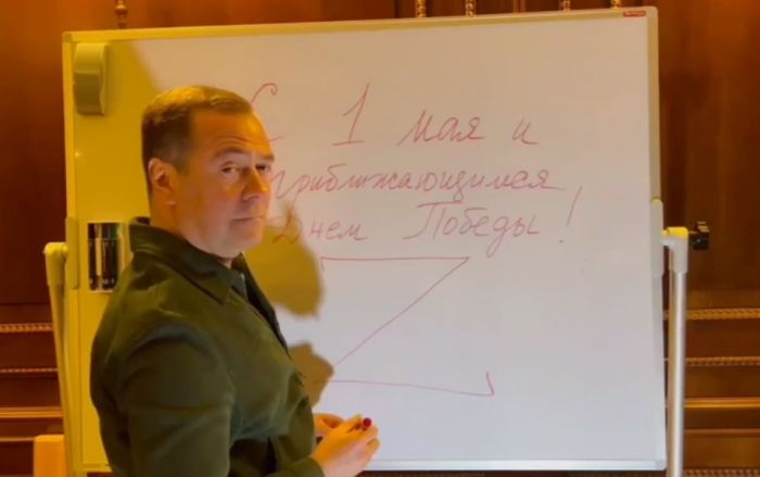 Дмитрий Медведев молча поздравил россиян с 1 мая
