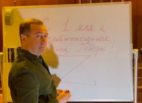 Дмитрий Медведев молча поздравил россиян с 1 мая