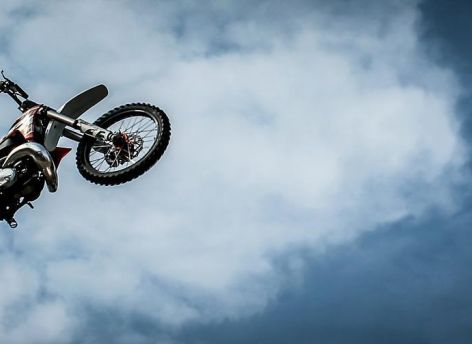 ​Сбил с мотоцикла и «прокатил» на капоте: в Сургуте произошло ДТП