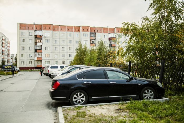 В Сургуте постараются искоренить нелегальные парковки заборами