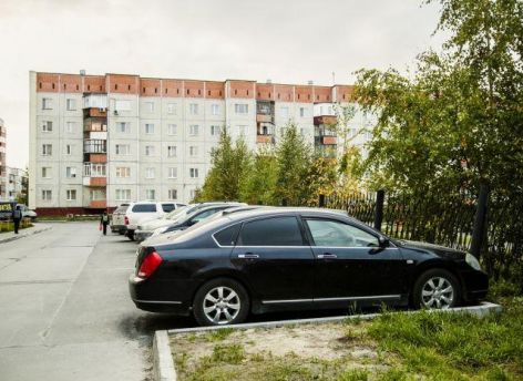 В Сургуте постараются искоренить нелегальные парковки заборами