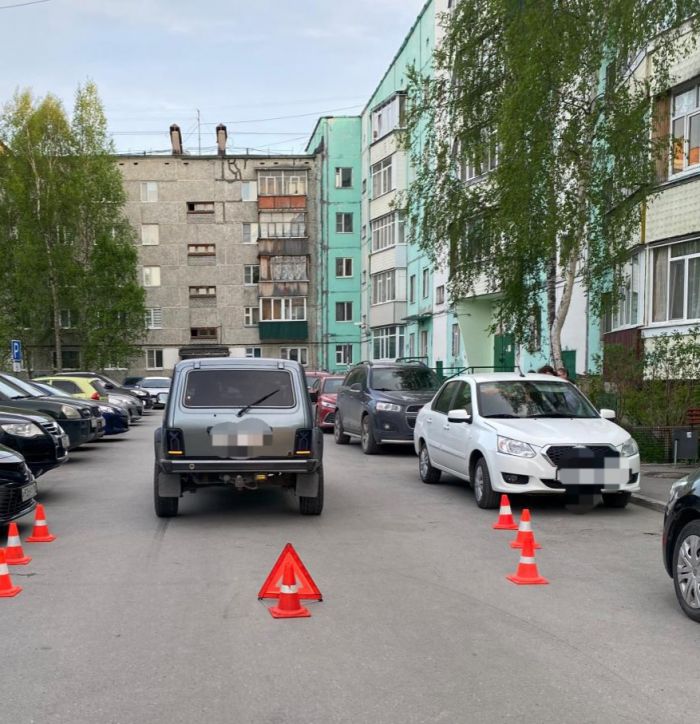 ​В Сургуте ВАЗ сбил детей во дворе дома