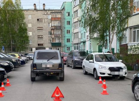 ​В Сургуте ВАЗ сбил детей во дворе дома