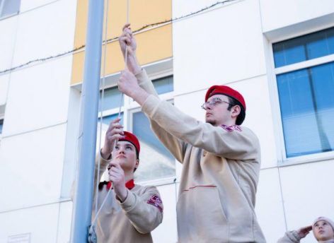 Во сколько обойдется исполнение гимна и поднятие флага в российских школах?