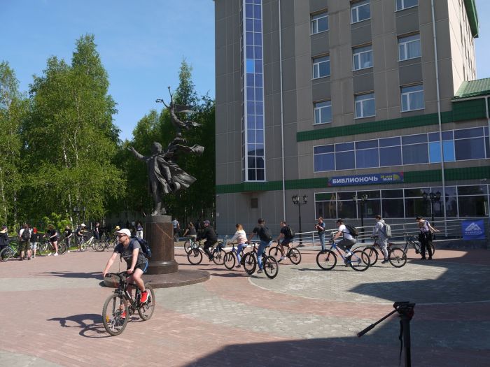 Сургутяне на велосипедах отправились за классикой в рамках ВелоБиблиоКвеста