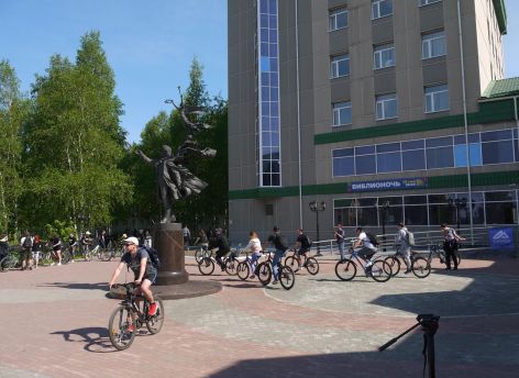 Сургутяне на велосипедах отправились за классикой в рамках ВелоБиблиоКвеста