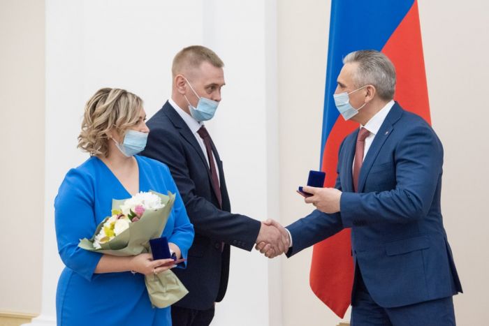 ​Александр Моор вручил многодетным тюменцам награды «Материнская слава» и «Отцовская доблесть»