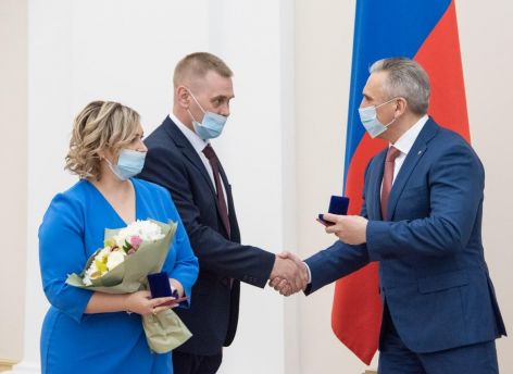 Александр Моор вручил многодетным тюменцам награды «Материнская слава» и «Отцовская доблесть»