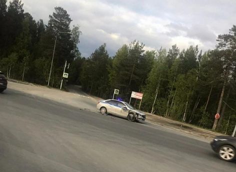 Вахтовый автобус столкнулся с автомобилем ДПС в Сургуте