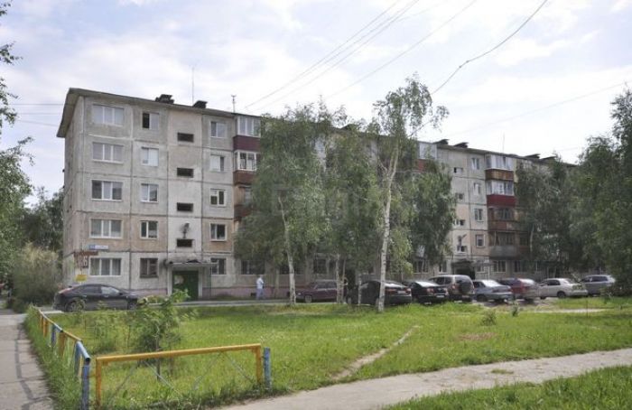 Самовольно установленный козырек балкона напугал сургутян из дома по улице Республики