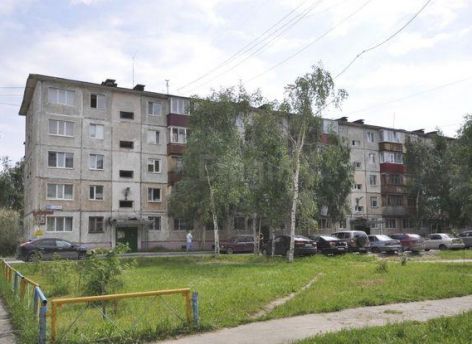 Самовольно установленный козырек балкона напугал сургутян из дома по улице Республики