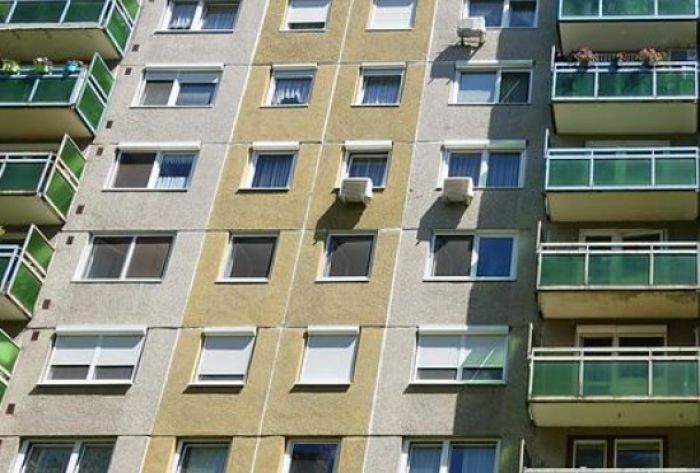 В Нижневартовске из окна выпала пожилая женщина