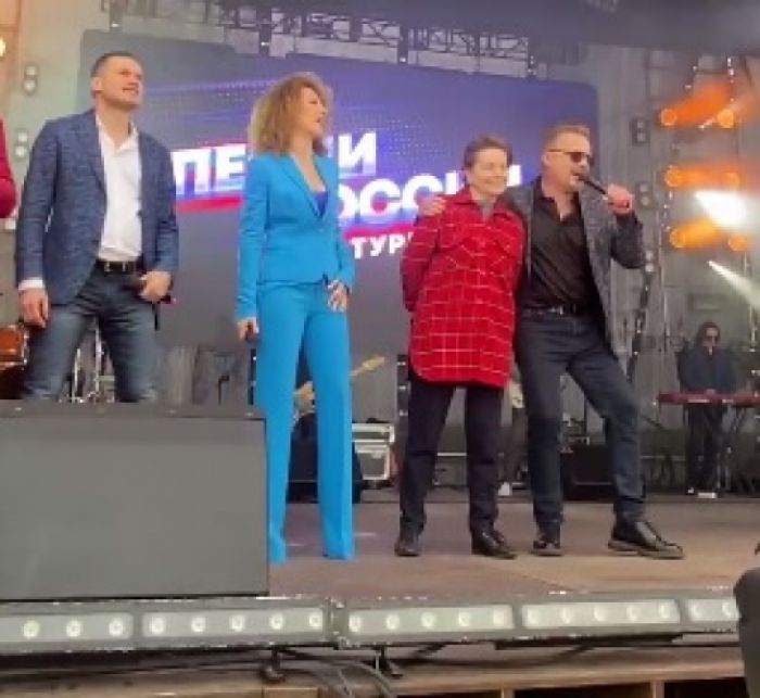 Наталья Комарова спела с «Хором Турецкого» в Нижневартовске