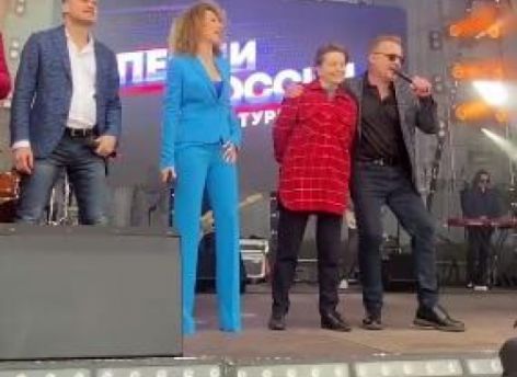 Наталья Комарова спела с «Хором Турецкого» в Нижневартовске
