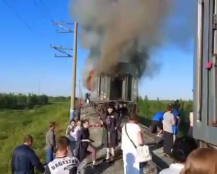 На Ямале загорелся вагон пассажирского поезда – в нем было 19 человек