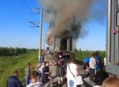 На Ямале загорелся вагон пассажирского поезда – в нем было 19 человек