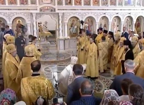 Патриарх Кирилл упал во время литургии и объяснил это законами физики