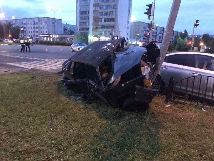 В Сургуте «Ладу» намотало на столб – в больницу угодили четыре человека