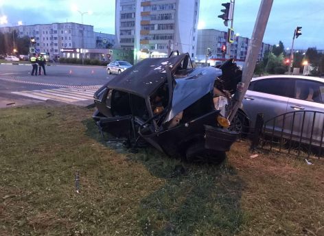 В Сургуте «Ладу» намотало на столб – в больницу угодили четыре человека