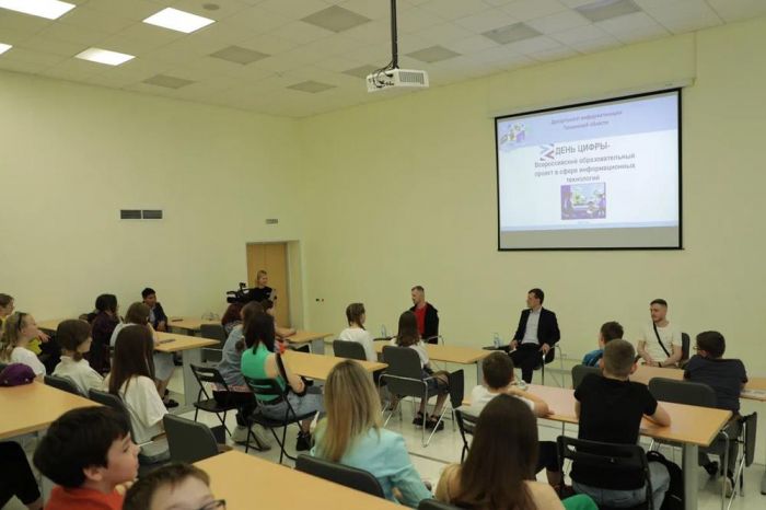 ​Тюменские школьники в каникулы с пользой провели время на «Дне цифры»