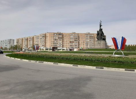 Дорогу около памятника «Основателям города» в Сургуте начали ремонтировать