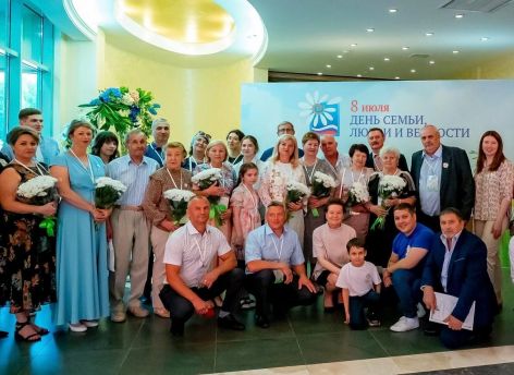 Многодетного жителя Ханты-Мансийска наградили медалью «Отцовская слава»