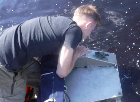​Радужные пятна на воде. В ХМАО изучают загрязнение реки Конда