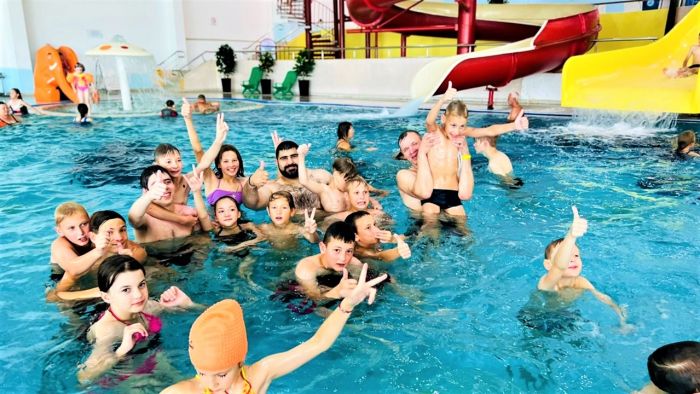 ​Детей из Макеевки привезли в аквапарк Ханты-Мансийска